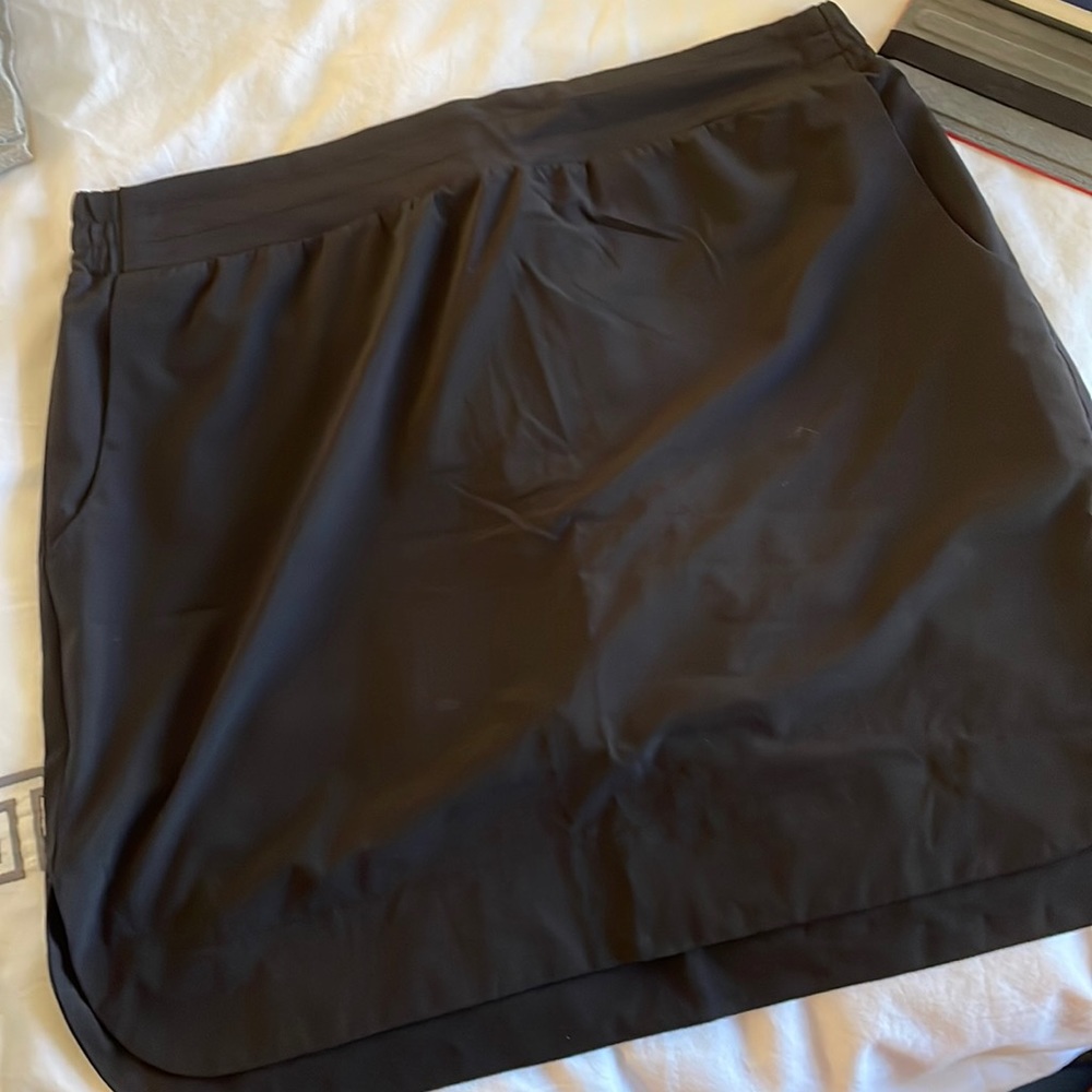 ATHLETA pull on skirt with built in shorts